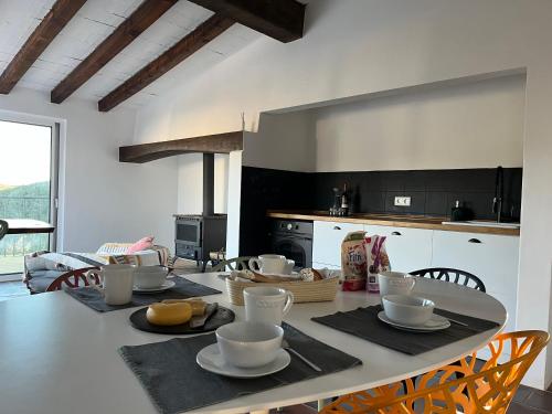 una cocina con una mesa con platos. en Nature&Soul - MAR en Vila do Bispo