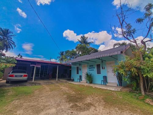 una casa con un coche aparcado delante en Bonda Room Stay Langkawi, en Pantai Cenang