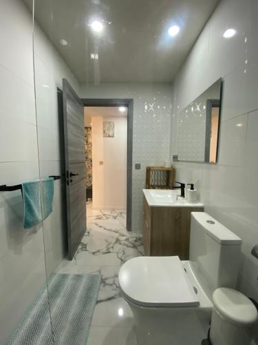 y baño con aseo y lavamanos. en Modern appartment Palma, en Palma de Mallorca