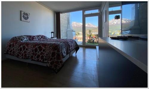 1 dormitorio con cama y vistas a la montaña en Cambaceres Apart B en Ushuaia