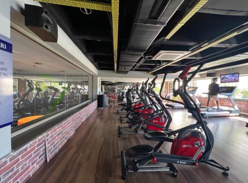 una fila de bicicletas estáticas en un gimnasio en Your home in istanbul en Estambul