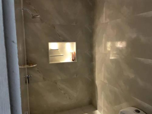 a shower with a glass door in a bathroom at Hermoso apartamento en turbaco in Turbaco