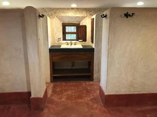 y baño con lavabo y espejo. en Private Restored Hacienda With Its Own Cenote, en Espita