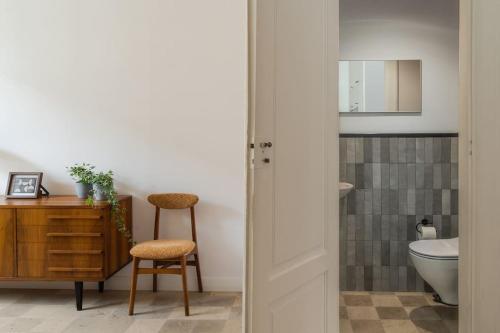 La salle de bains est pourvue d'un lavabo, de toilettes et d'un bureau. dans l'établissement Warsaw Concierge Targowa, à Varsovie