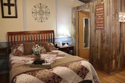 Un dormitorio con una cama con un libro. en Acorn Hideaways Canton Sweet Dreams for 2, en Canton