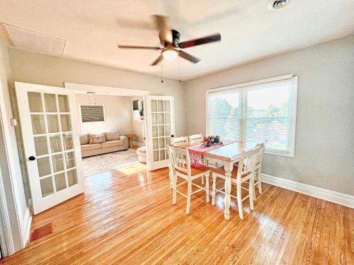 ein Wohnzimmer mit einem Esstisch und einem Deckenventilator in der Unterkunft Spotless, Comfortable home with Hot Tub! in Fieldale