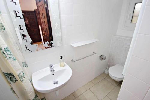 モライラにあるMandalaの白いバスルーム(洗面台、トイレ付)