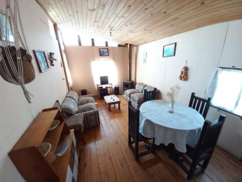 ein Wohnzimmer mit einem Tisch und einem Sofa in der Unterkunft Cabañas Matanzas Noemi in Boca Pupuya