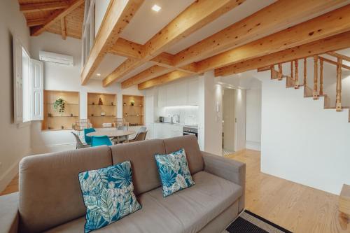 Downtown Clerigos Duplex With River View by Vacationy