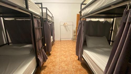 einen Flur mit 2 Etagenbetten in einem Zimmer in der Unterkunft 月光祝福民宿Moonlight Blessing Hostel in Chenggong