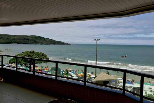 un balcón con vistas a la playa y al océano. en Beira mar, en Guarapari