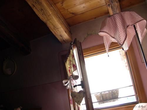 a room with a door and a window at La Vigna B&B in Treviso