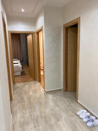 马拉喀什Appartement a loué pour les familles的走廊上,地板上放着两双鞋