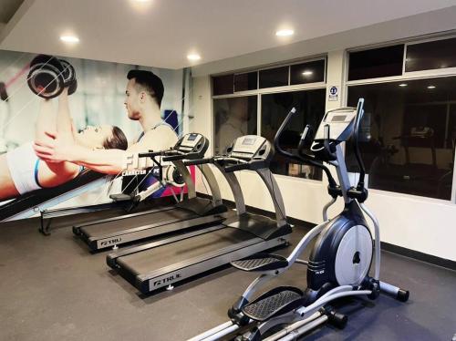a man and a woman on a treadmill in a gym at CONDOMINIO PANORAMIC in Lima