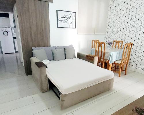 a living room with a couch and a table with a tableablish at Apê Tijucano Arejado e Silencioso - 5 min do metrô in Rio de Janeiro