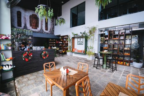 a restaurant with a table and chairs in a room at MaRadha Colombo in Colombo