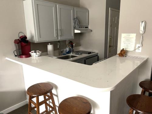 Η κουζίνα ή μικρή κουζίνα στο Deluxe Ski On Off 1BR Suite Sleeps 4 on Jiminy Mtn