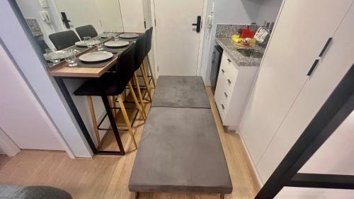 サンパウロにあるEspetacular Apartamento Em Frente Ao Metrô Brás !の小さな部屋に小さなキッチン(テーブル付)が備わります。