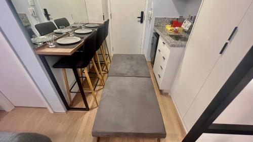 a small kitchen with a table in a small room at MV 148A Espetacular Apartamento Em Frente Ao Metrô Brás ! - Rua Coronel Mursa, 56 - Bras in Sao Paulo