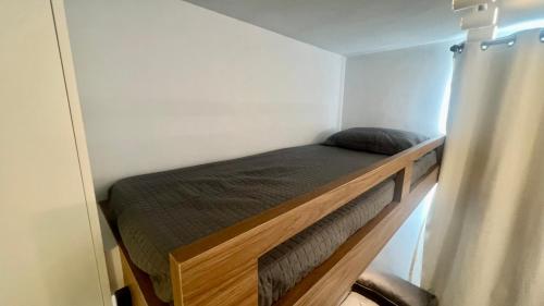 een kleine slaapkamer met een bed in een kamer bij Espetacular Apartamento Em Frente Ao Metrô Brás ! in Sao Paulo