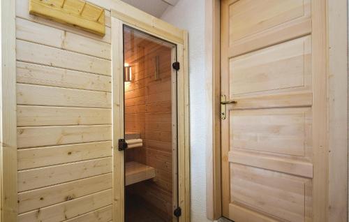 eine Holztür, die zu einer Sauna führt in der Unterkunft Amazing Home In Unesic With Wifi in Unešić