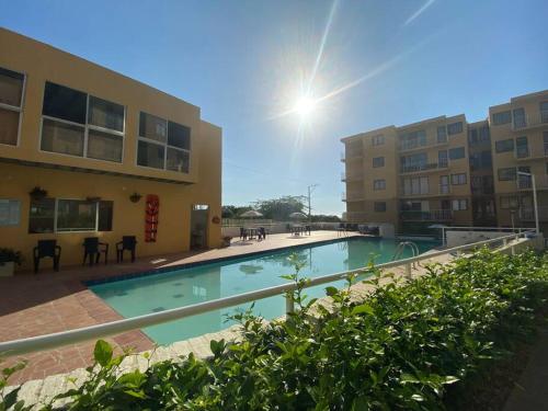 a swimming pool in front of a building at Hermoso apartamento con vista a la Sierra in Santa Marta