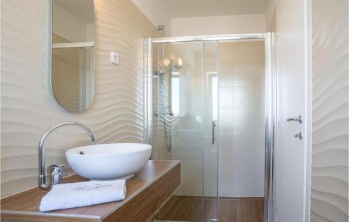 La salle de bains est pourvue d'un lavabo et d'une douche. dans l'établissement Stunning Home In Bol With House A Mountain View, à Bol