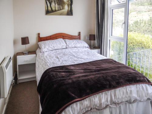 een slaapkamer met een groot bed en een raam bij Seanicview Villa in Saint Martin