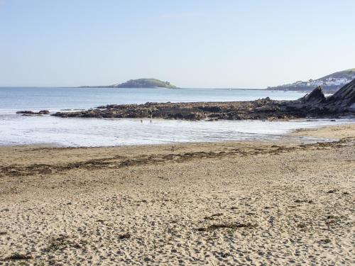 een strand met de oceaan en rotsen in het water bij Seanicview Villa in Saint Martin