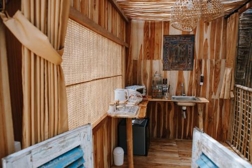 una cucina con tavolo e lavandino in una stanza di Romantic DOME with hot jacuzzi and Jungle view a Klungkung