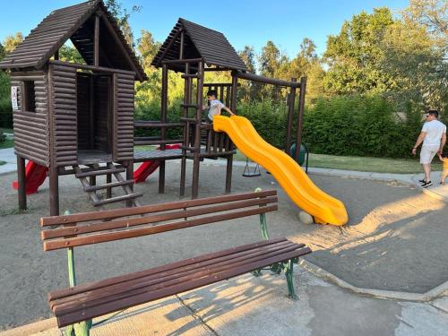 einen Park mit Spielplatz mit Rutsche und Rutsche in der Unterkunft Departamento 2D 1B Lircay in Talca