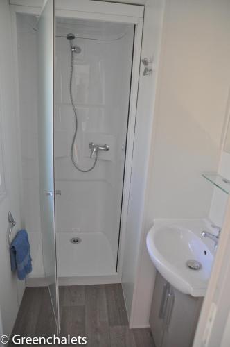 une salle de bain avec douche et lavabo dans l'établissement Greenchalets Camp Lei Suves, Roquebrune sur Argens ( Provence- Cote d'azur), à Roquebrune-sur Argens