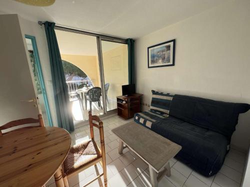un salon avec un canapé et une table dans l'établissement Appartement avec Piscine, Parking Privé, Lave-Vaisselle – À 150m de la Plage - FR-1-702-36, au Cap d'Agde