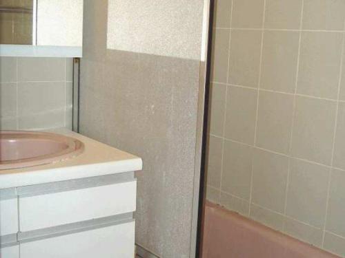 La salle de bains est pourvue d'un lavabo et d'un comptoir. dans l'établissement Studio Cabine Vue Mer pour 4 à Valras-Plage - FR-1-701-42, à Valras-Plage