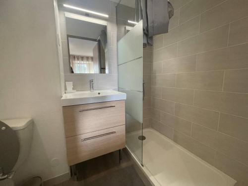 Kúpeľňa v ubytovaní Appartement climatisé 4 pers, proche plage, loggia, parking sécurisé, St-Cyprien - FR-1-225D-157