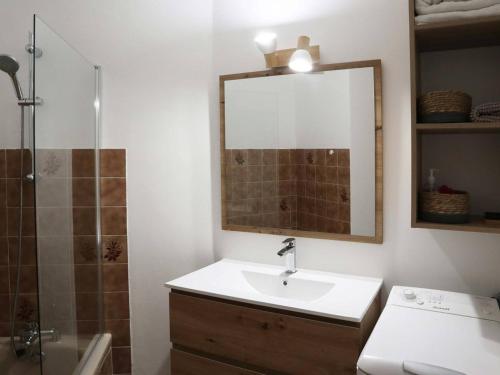 une salle de bain avec un lavabo et un miroir dans l'établissement Les Orres 1650: Studio confort 4 pers, navette, lave-linge - FR-1-322-516, aux Orres