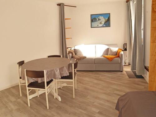 un salon avec une table et un canapé dans l'établissement Studio cosy ski aux pieds, balcon sud, 4 pers, Wifi, box à skis - Les Orres - FR-1-322-517, aux Orres