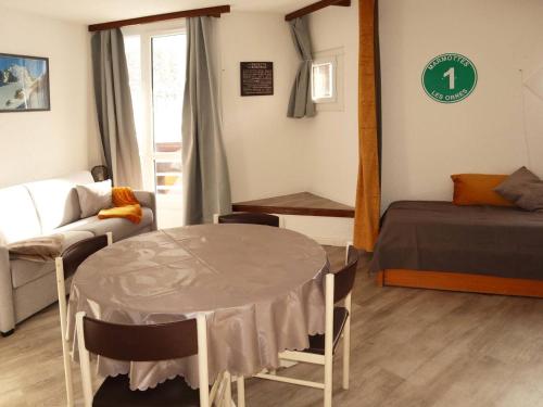 une chambre avec une table et un lit et un lit et un lit dans l'établissement Studio cosy ski aux pieds, balcon sud, 4 pers, Wifi, box à skis - Les Orres - FR-1-322-517, aux Orres