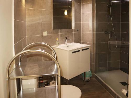 une salle de bain avec toilettes, lavabo et douche dans l'établissement Studio cosy ski aux pieds, balcon sud, 4 pers, Wifi, box à skis - Les Orres - FR-1-322-517, aux Orres