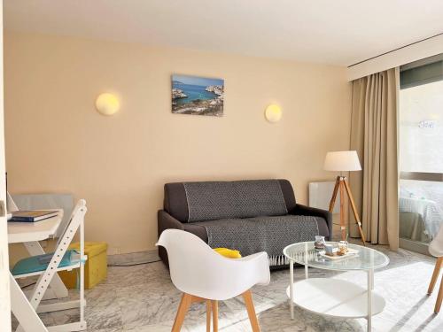 un salon avec un canapé et une table dans l'établissement Appartement en bord de mer 2 pièces - 5 couchages - Le Lavandou - FR-1-251-430, au Lavandou
