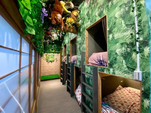 Hotel Jungle fun fun في أوساكا: غرفة مع مجموعة من الأسرّة ذات الطابقين