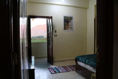 Habitación con una puerta que conduce a un dormitorio en Twin rooms close to most tourist areas en Luxor