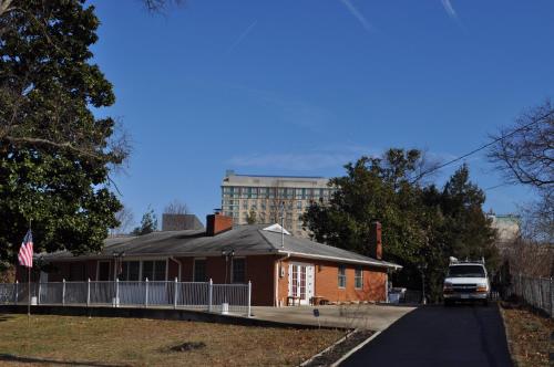 a truck parked in front of a brick house at Harbor Riverside Property 2 in Fort Washington