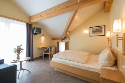 Postel nebo postele na pokoji v ubytování Hotel Burg Hof