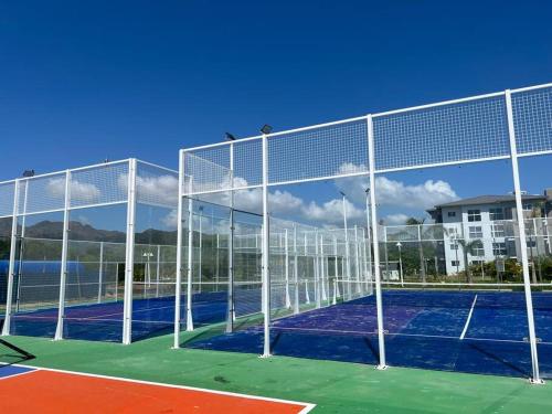 Instalaciones para jugar a tenis o squash en Playa Caracol, beach happy o alrededores