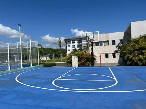 Instalaciones para jugar a tenis o squash en Playa Caracol, beach happy o alrededores
