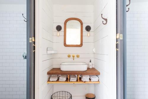 een badkamer met een wastafel en een spiegel bij Howland House in Mount Tremper