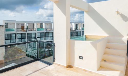 Ein Balkon oder eine Terrasse in der Unterkunft The Waves Tulum by BNB Experience
