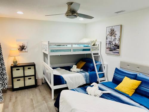 En eller flere senge i et værelse på Luxury Modern & Cute- Minutes to The White-Sand Beaches