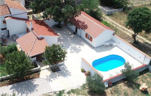 una vista aerea di una casa con piscina di Cozy Home In Bila Vlaka With Kitchen a Bila Vlaka